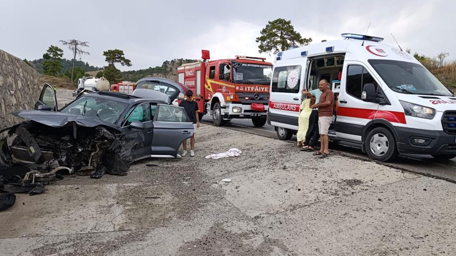 Denizli'de feci kaza: 2 otomobil kafa kafaya çarpıştı! 2 arkadaş hayatını kaybetti