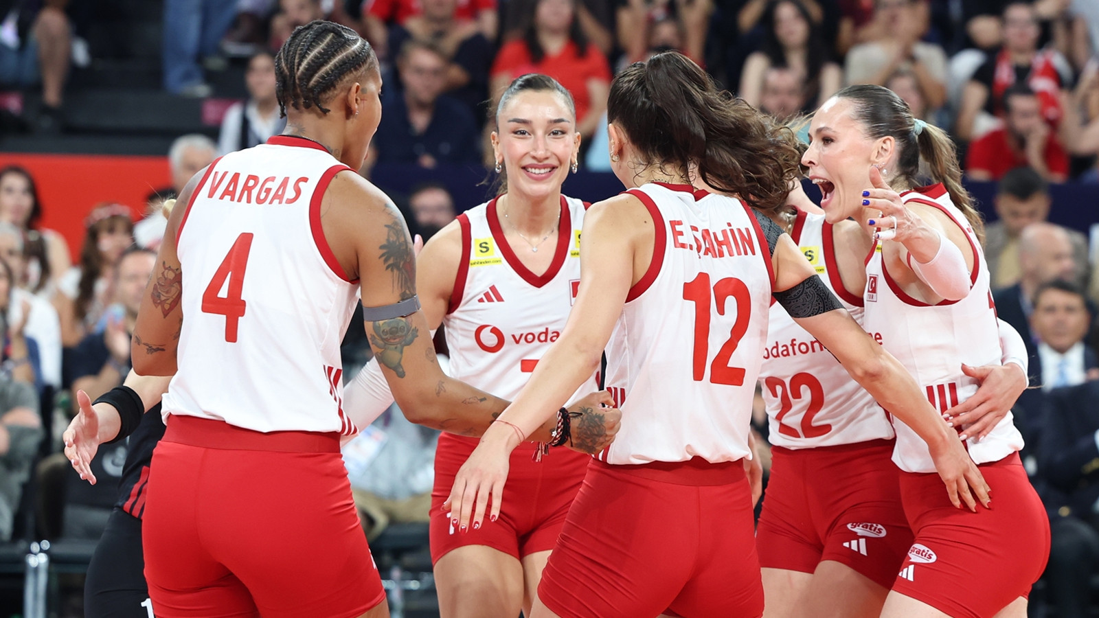 FİLENİN SULTANLARI SIRBİSTAN KARŞISINDA YARI FİNALE ÇIKIYOR! Türkiye - Sırbistan voleybol maçı ne zaman, saat kaçta?
