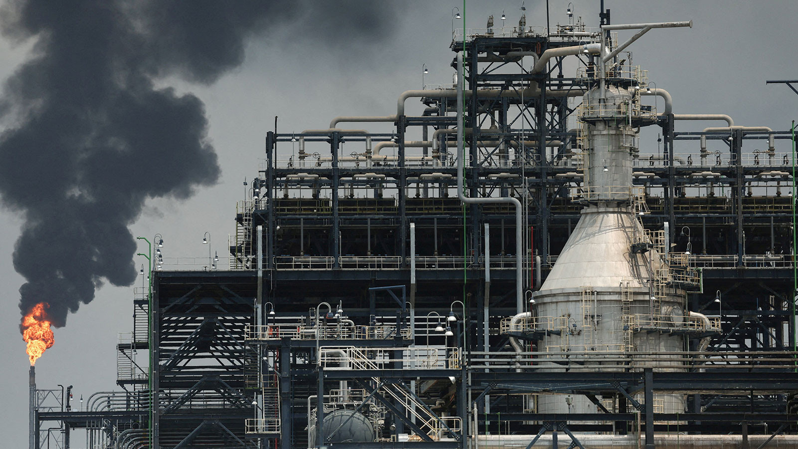 Petrol hırsızlığı girişiminde zehirli gaz sızıntısı: 43 ölü