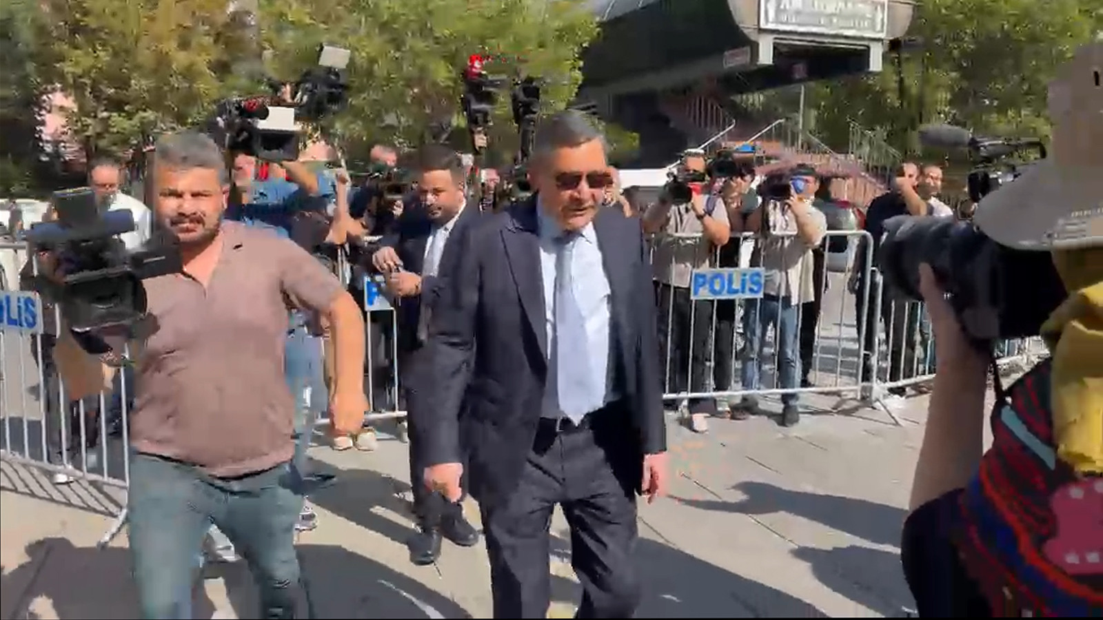 Osman Gökçek'ten Babası Melih Gökçek'in Adliyede Sakız Çiğnemesi Üzerine Açıklama