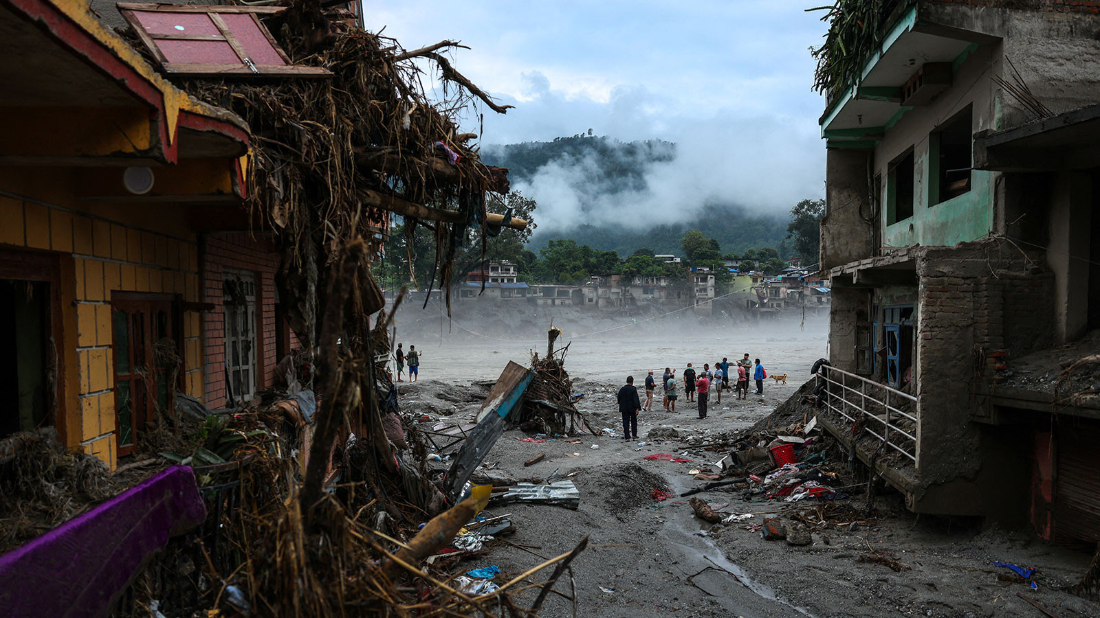 Sel felaketinden 9 gün sonra mucize! Nepal’de tünelden iki kişi sağ çıkarıldı!