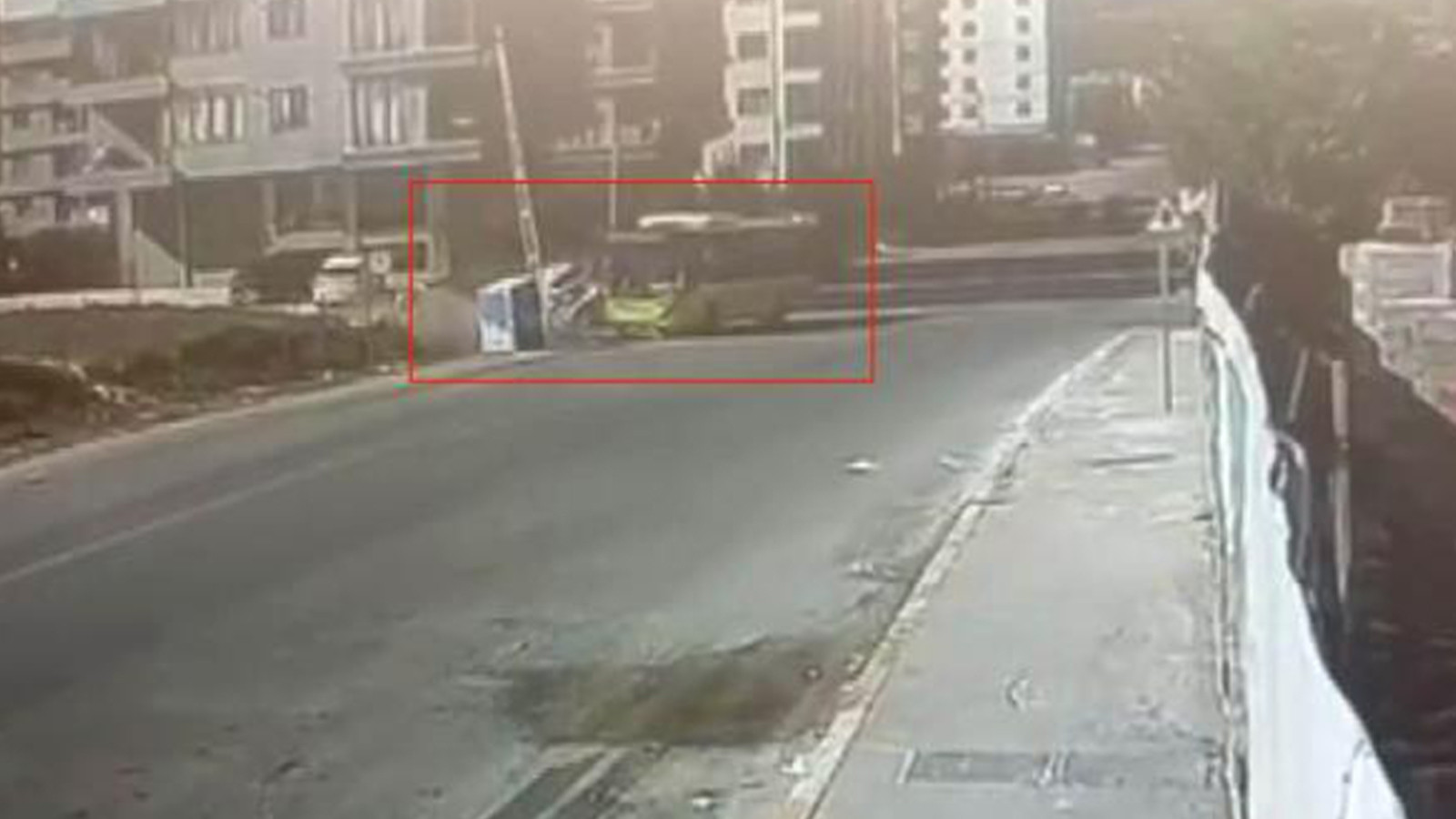 İETT otobüsü ile otomobil çarpıştı: 1'i bebek 4 yaralı