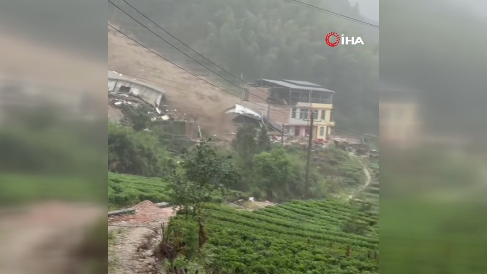 Çin'de toprak kayması: 1 ölü, 11 kayıp