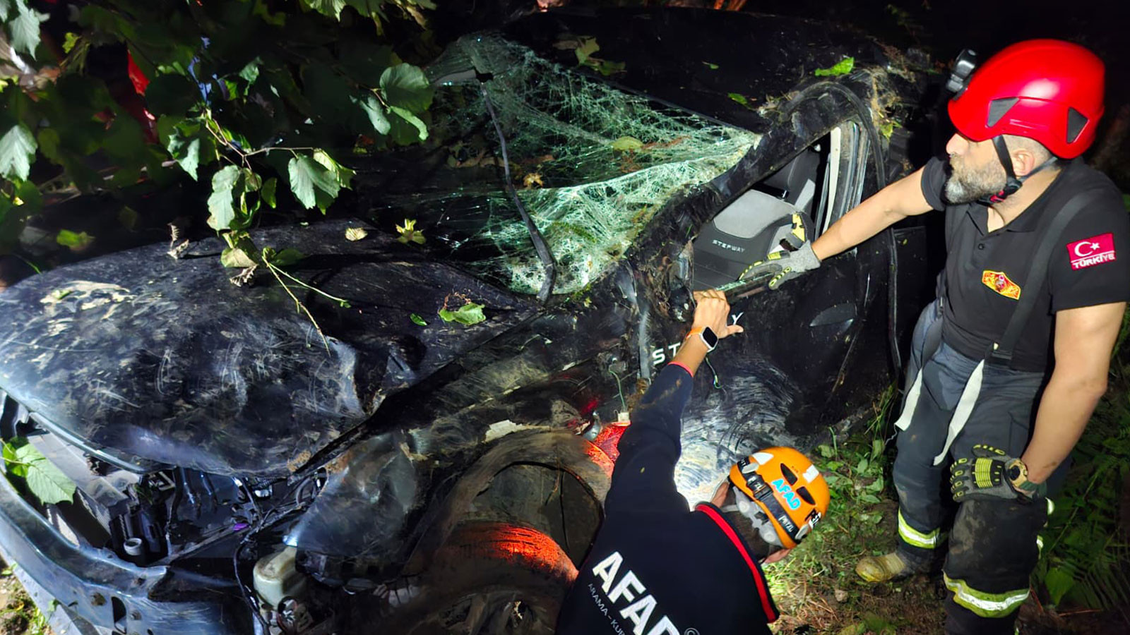 Rize'de kontrolden çıkan araç uçuruma yuvarlandı: 2 ölü, 1 yaralı