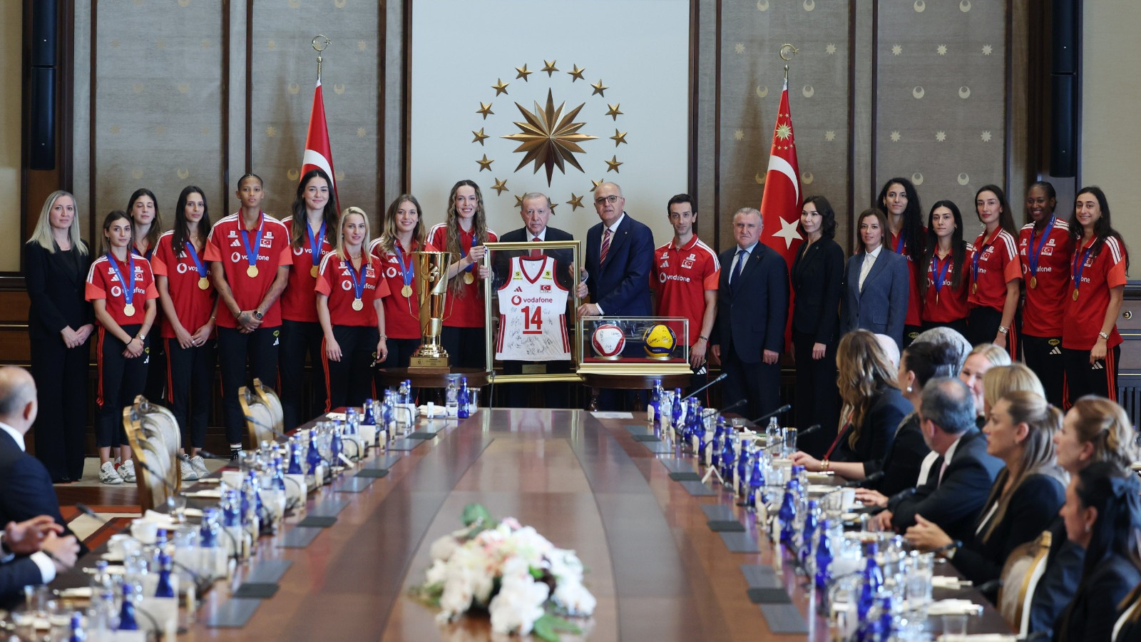 Cumhurbaşkanı Erdoğan, Avrupa şampiyonu voleybol takımını ağırladı