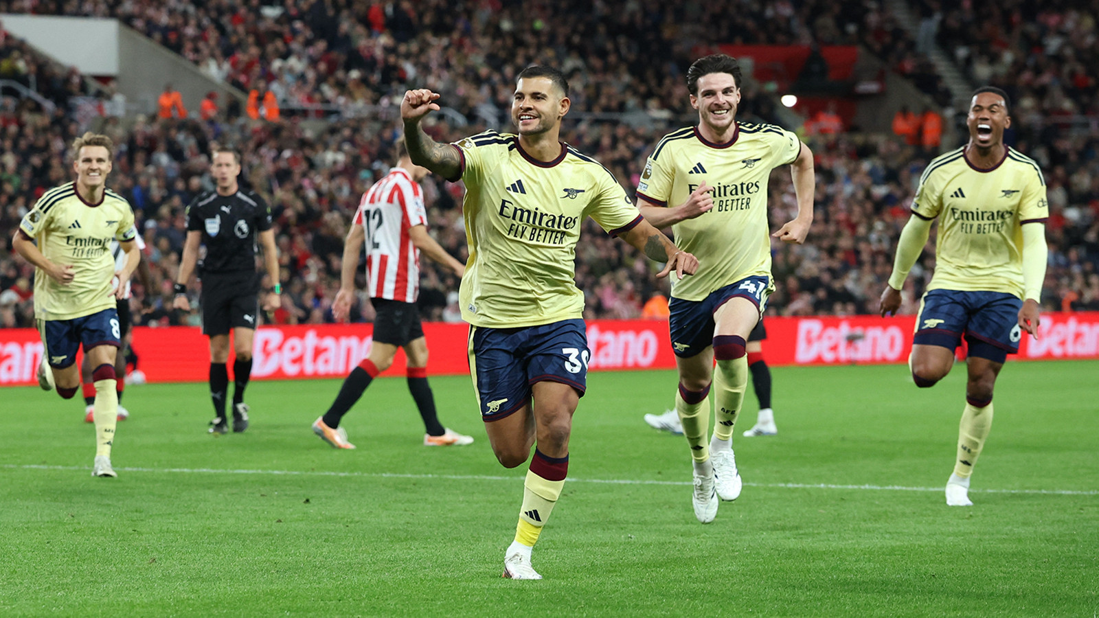 Son şampiyon Arsenal, İngiltere Premier Lig'e 4'te 4 yaparak başladı