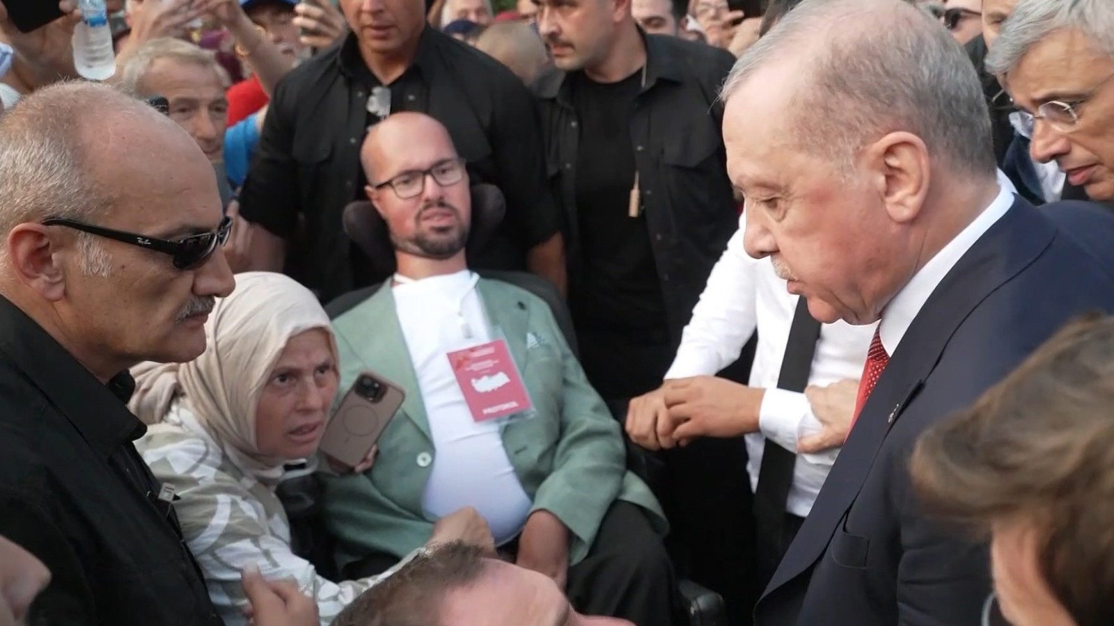 Erdoğan'dan engelli gence anlamlı jest: Otobüsü durdurup yanına gitti