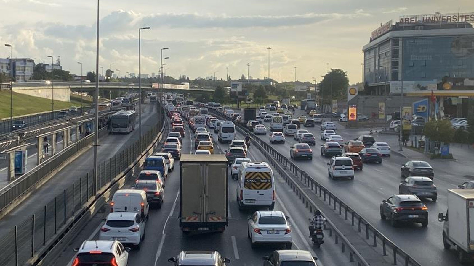 İstanbul’da okulların ikinci gününde trafik yoğunluğu arttı