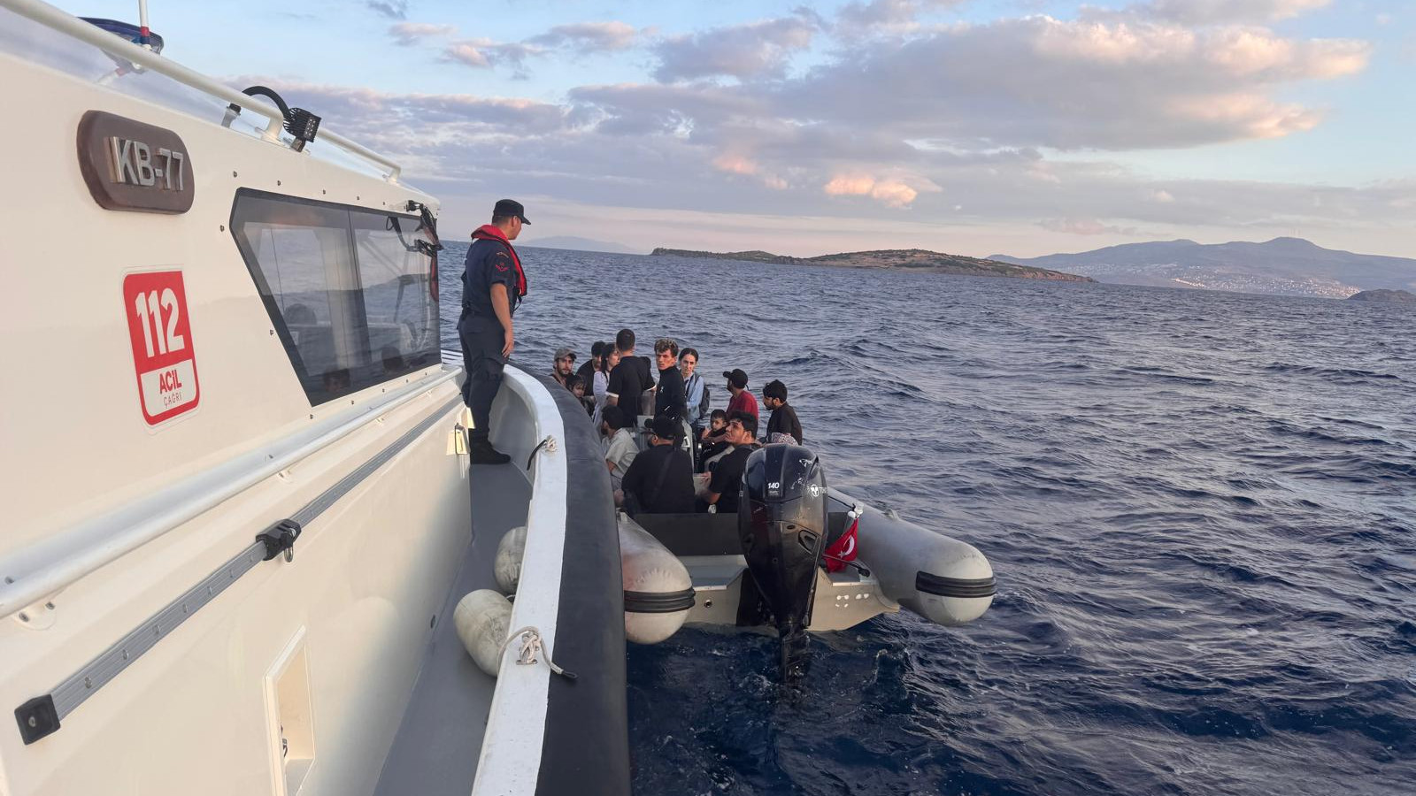 İzmir açıklarında 19 düzensiz göçmen yakalandı