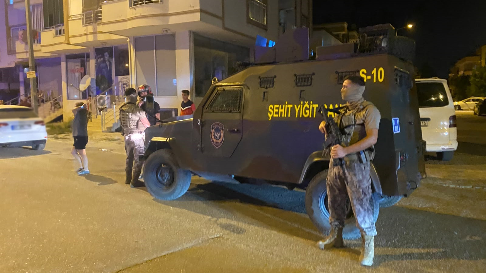 Adana'da eski eşi ve oğlu ağır yaralandı, şüpheli intihar etti