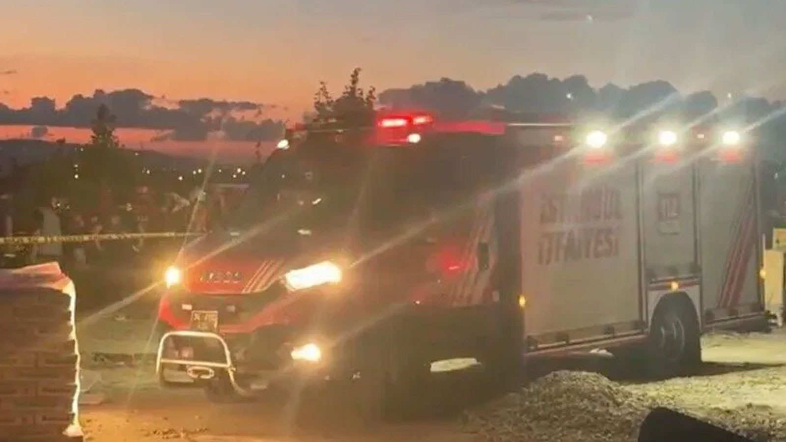 Büyükçekmece’de toprak kayması: 2 işçi göçük altında kaldı