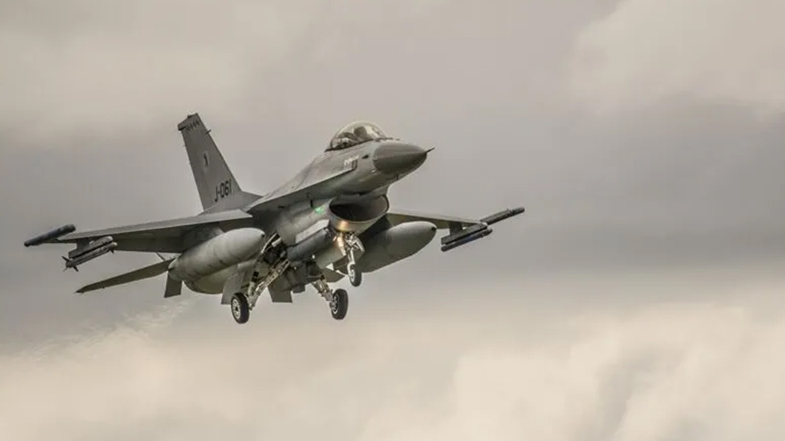 Almanya’da ABD askeri üssü yakınında F16 düştü: 1 yaralı