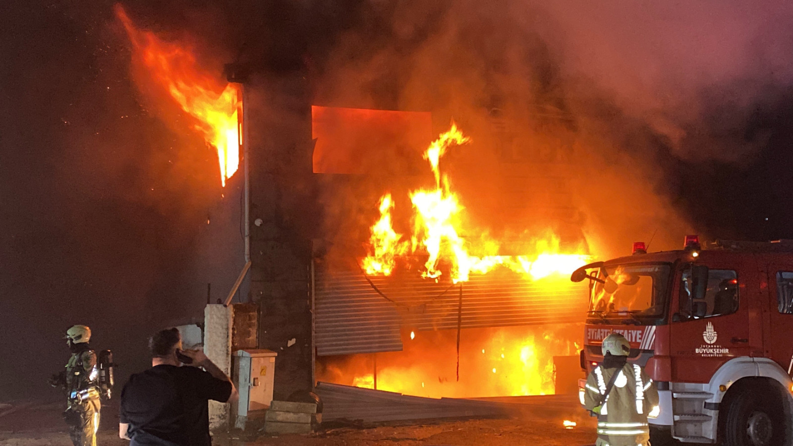 Esenyurt’ta korku anları: 5 iş yerinde yangın!