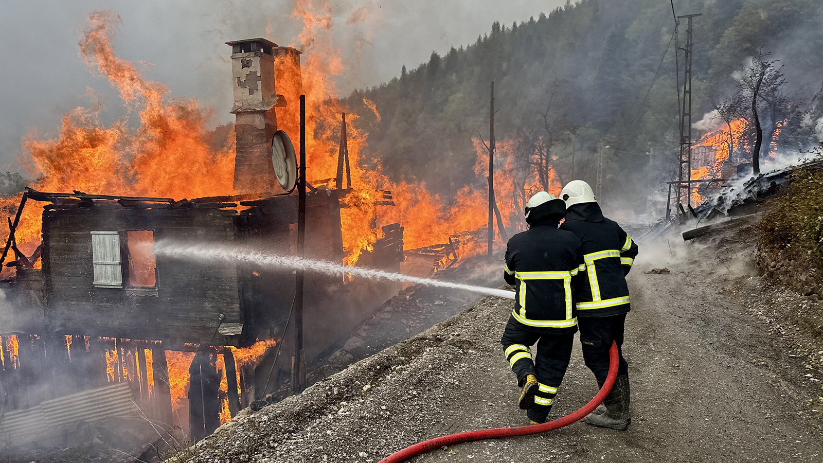 Kastamonu İnebolu'da köy yangını 4 eve sıçradı