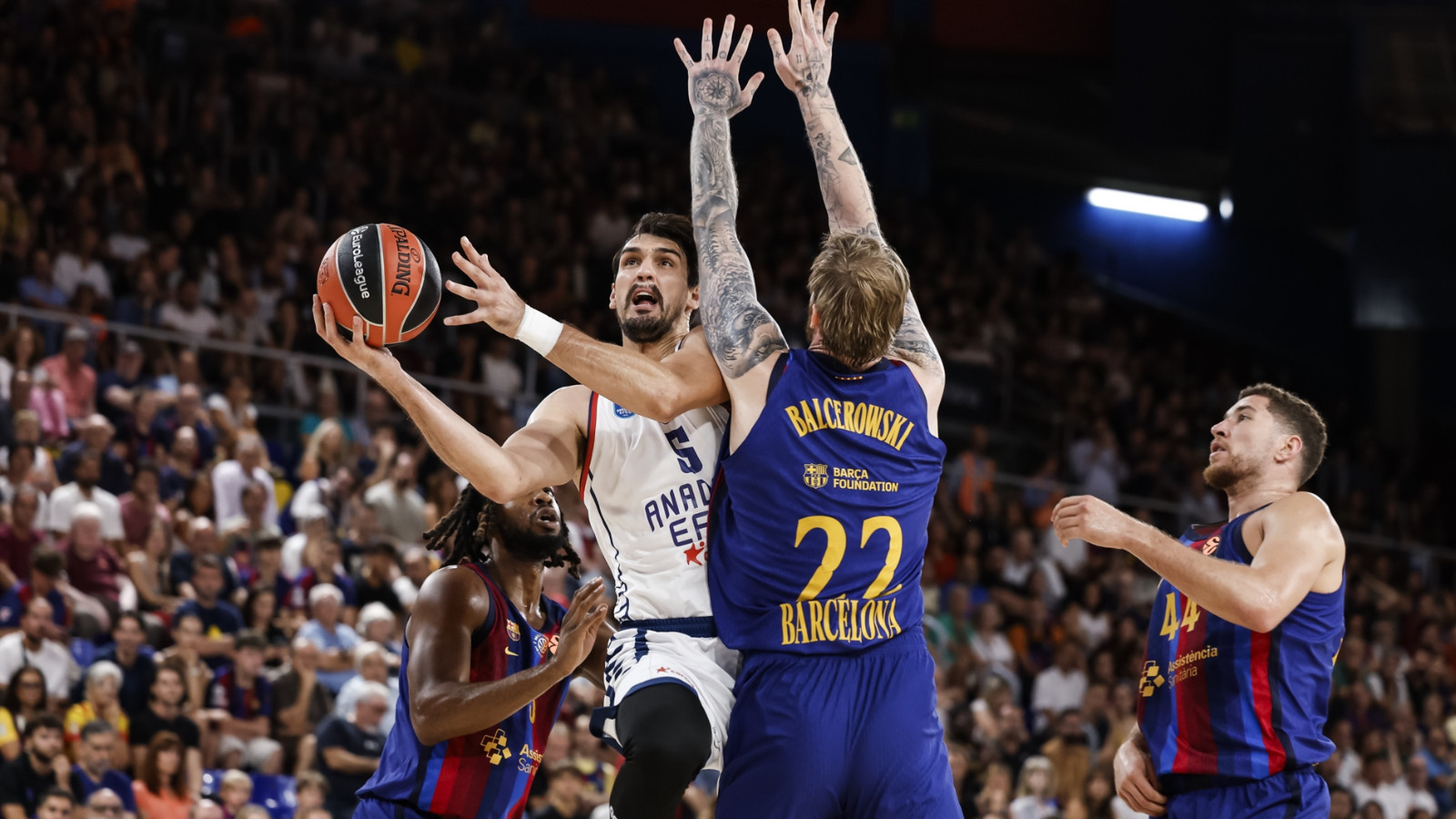 Anadolu Efes, EuroLeague açılışında Barcelona'ya kaybetti