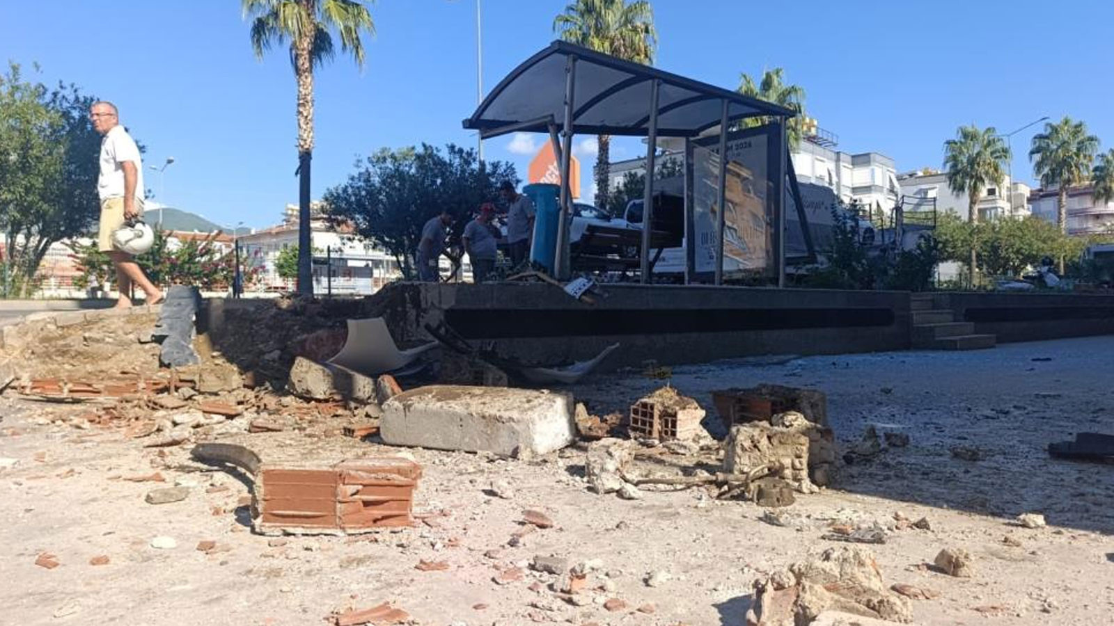 Antalya'da Trafik Kazası: Araç Önce Yayaya, Sonra Otobüs Durağına Çarptı