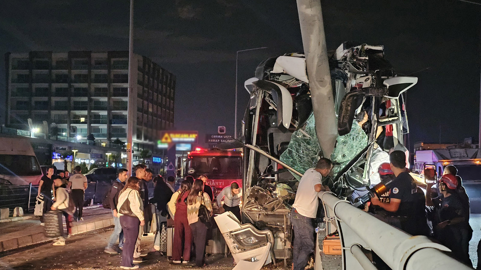 Adana'da yolcu otobüsü kazası: 11 kişi yaralandı