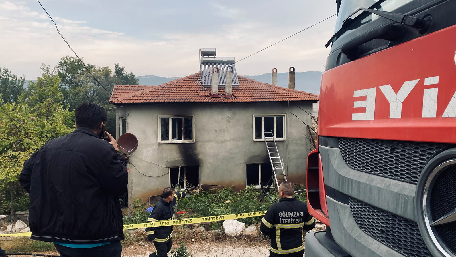 Bilecik Gölpazarı'nda evde çıkan şüpheli yangında baba ve kızı hayatını kaybetti.