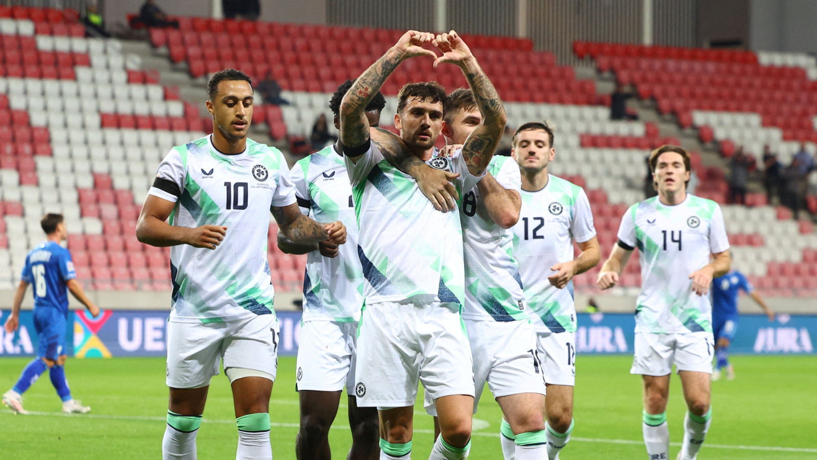 İsrail - İrlanda maçında futbolcuların protestosu dikkat çekti