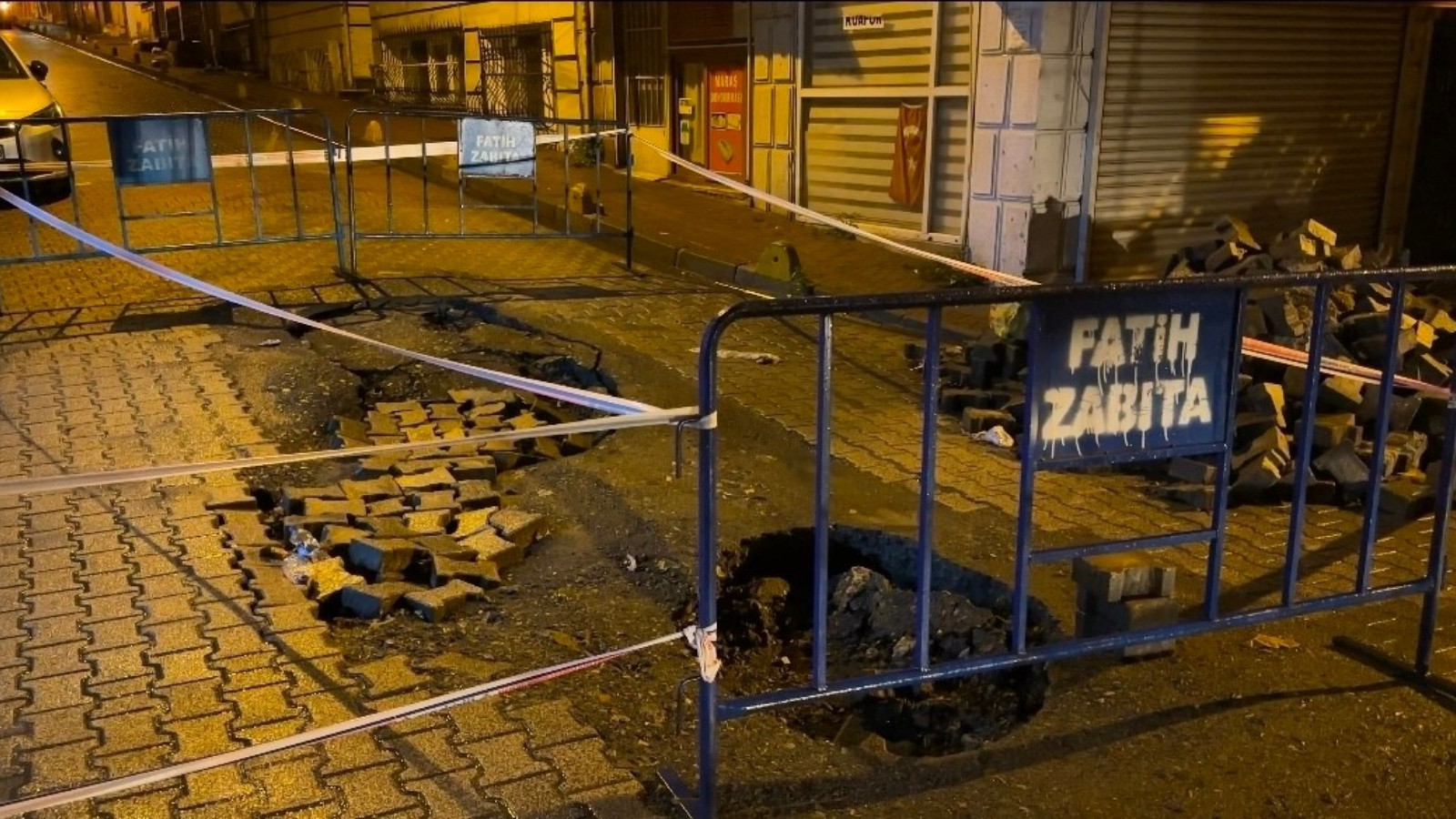 Fatih'te şiddetli yağmur sonrası yol çöktü! Kamyon ve otomobil çukura düştü