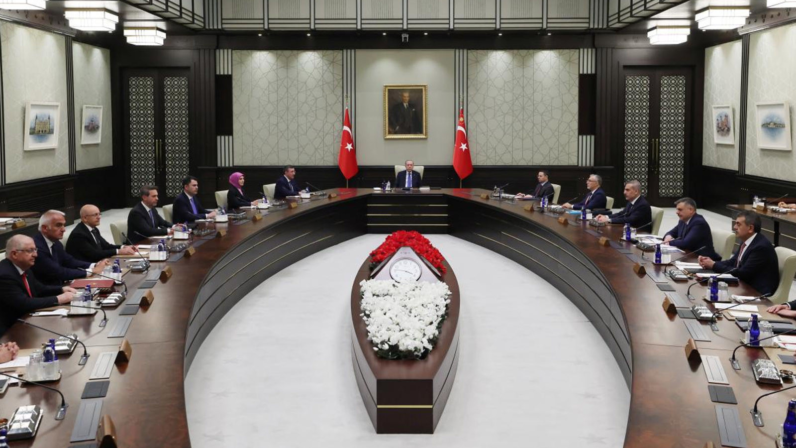 Kabine yarın kritik gündemle toplanıyor: Fon soruşturması ve terörsüz Türkiye süreci masada