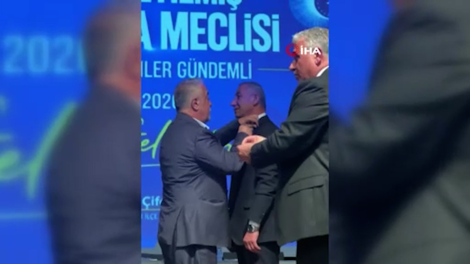 Ataşehir'de 6 CHP'li meclis üyesi AKP'ye katıldı