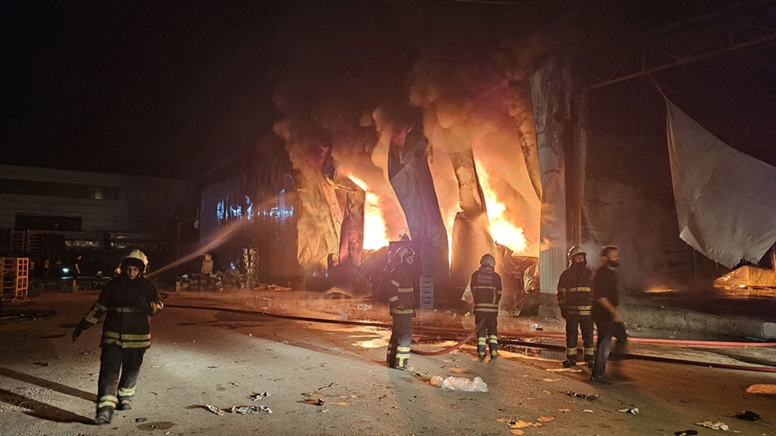 Adana'da sebze halinde çıkan yangın 22 işyerine zarar verdi