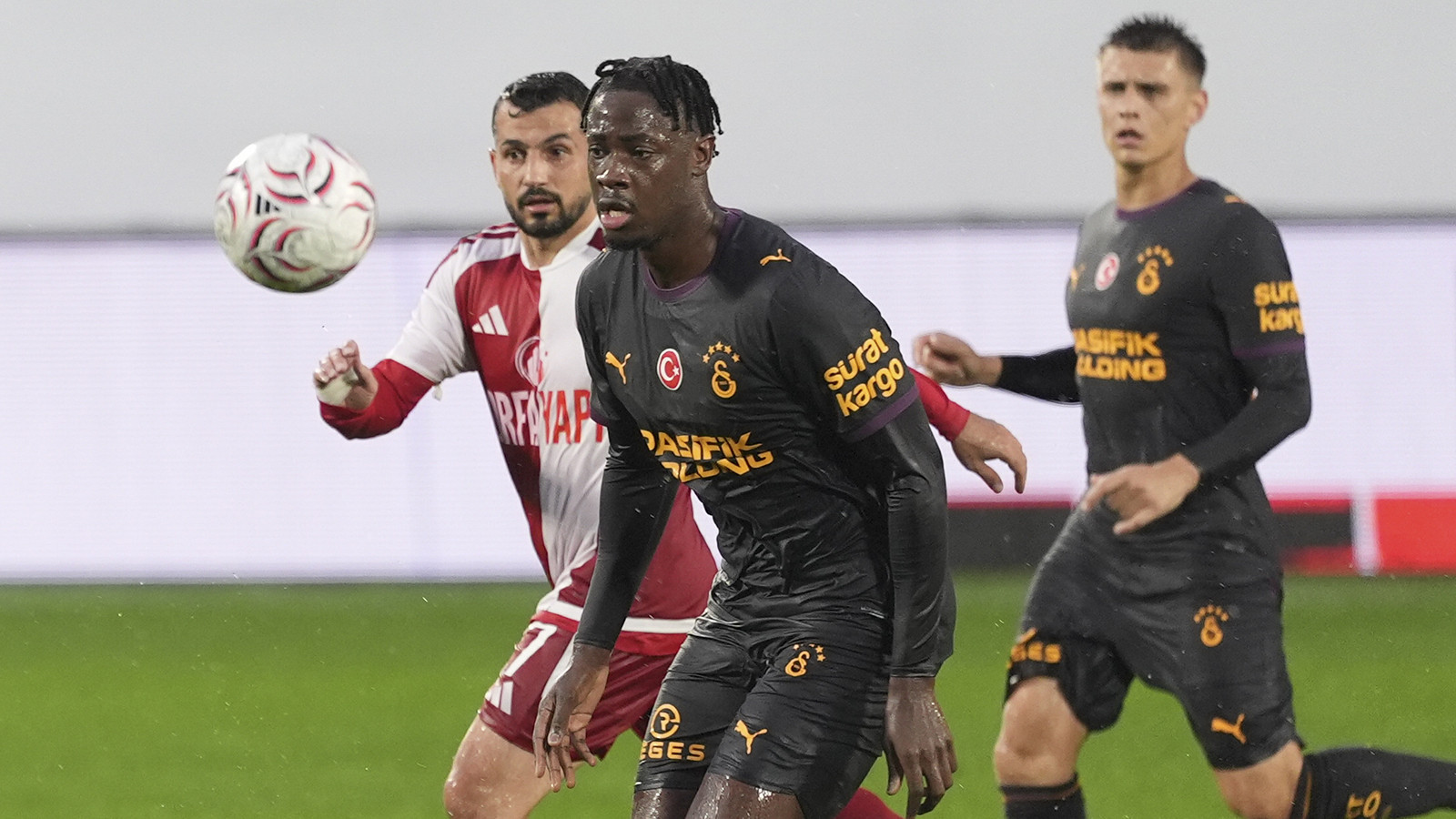 El Chadaille Bitshiabu, Galatasaray formasıyla ilk maçına çıktı