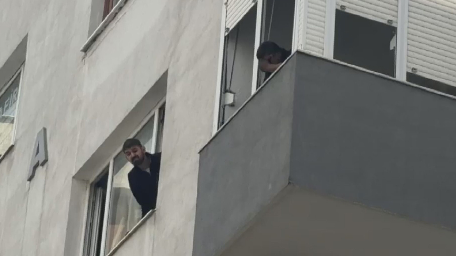 İstanbul Kadıköy'de 8 katlı binada yangın: Mahsur kalanlar var