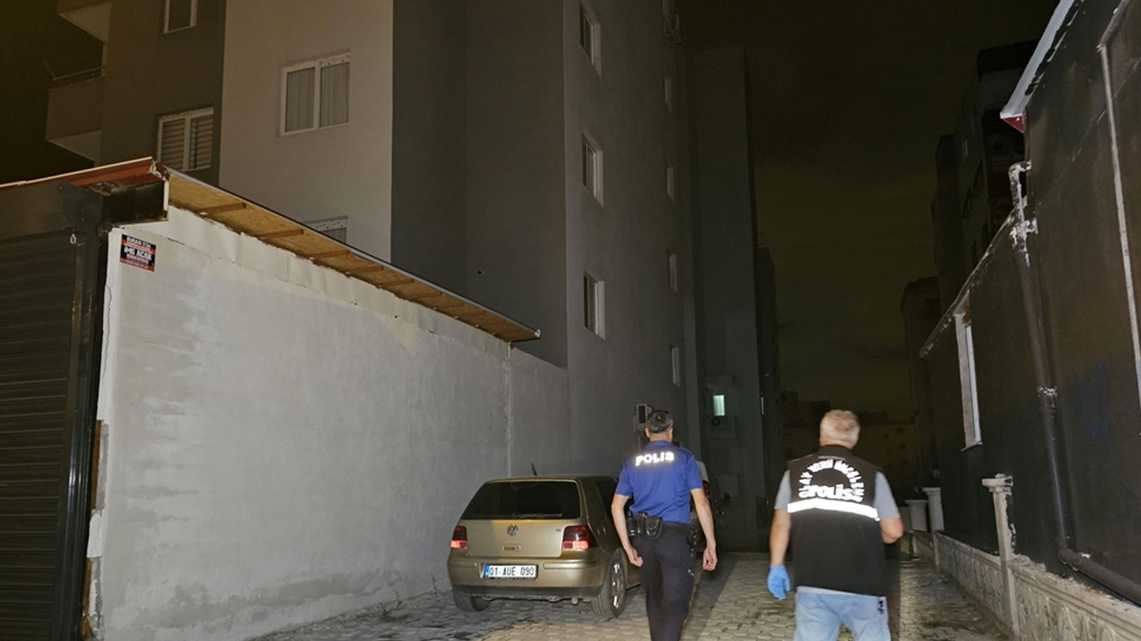 Adana'da sevgilisinin eski kocasının gelişi üzerine panikle pencereye çıkan kadın hayatını kaybetti