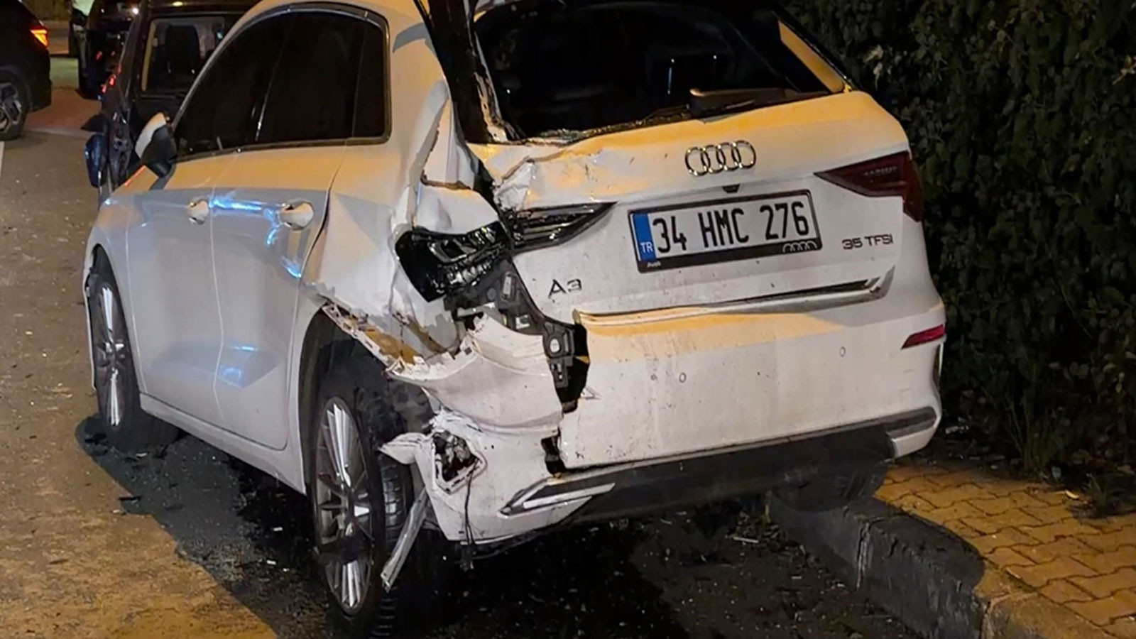 Sarıyer'de 6 araca çarpan otomobil kazasında 3 kişi yaralandı