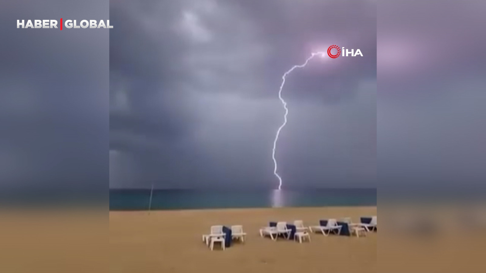 Alanya’da şimşekler geceyi gündüze çevirdi