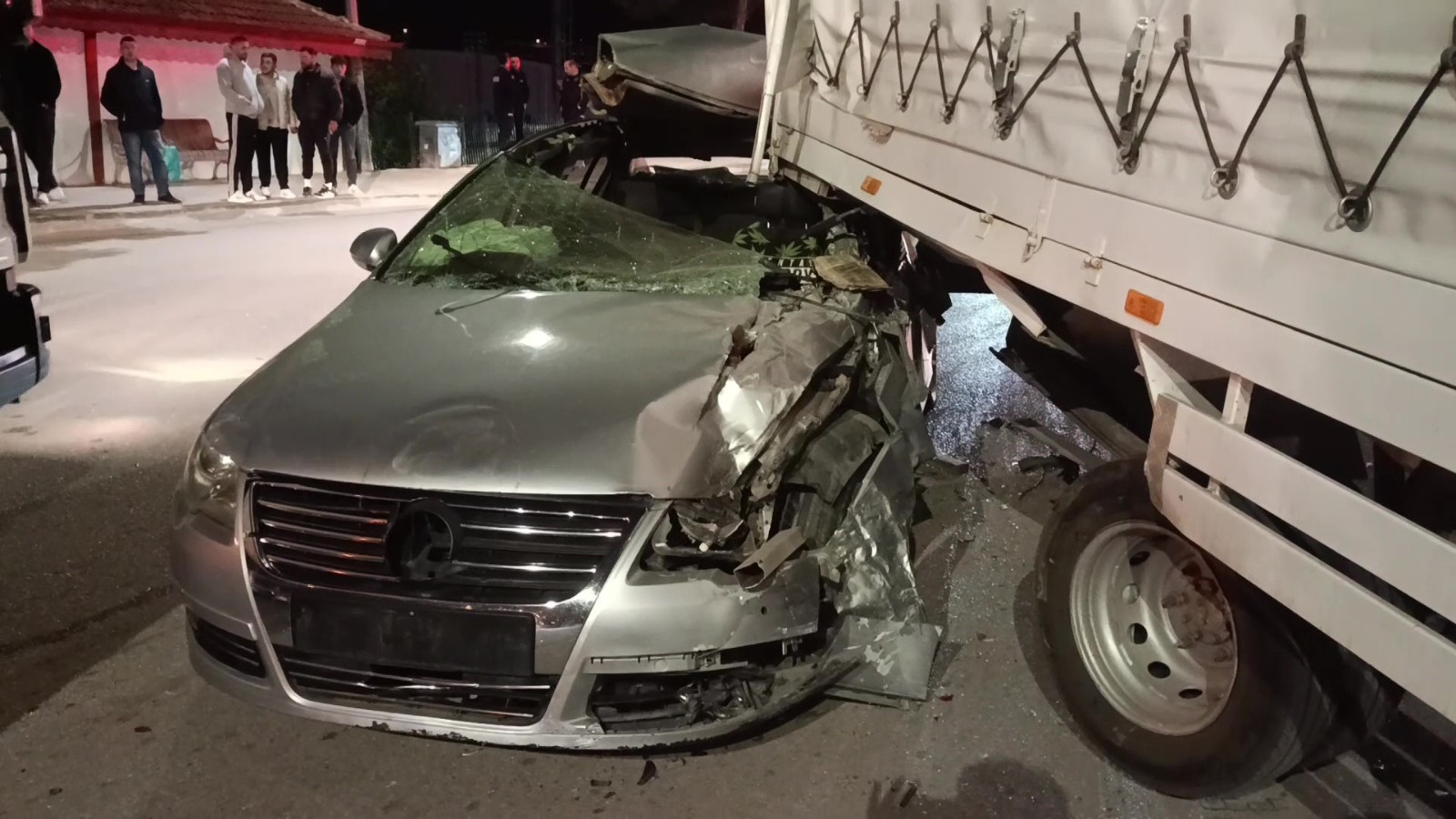 Amasya'da otomobil kamyonete ok gibi saplandı