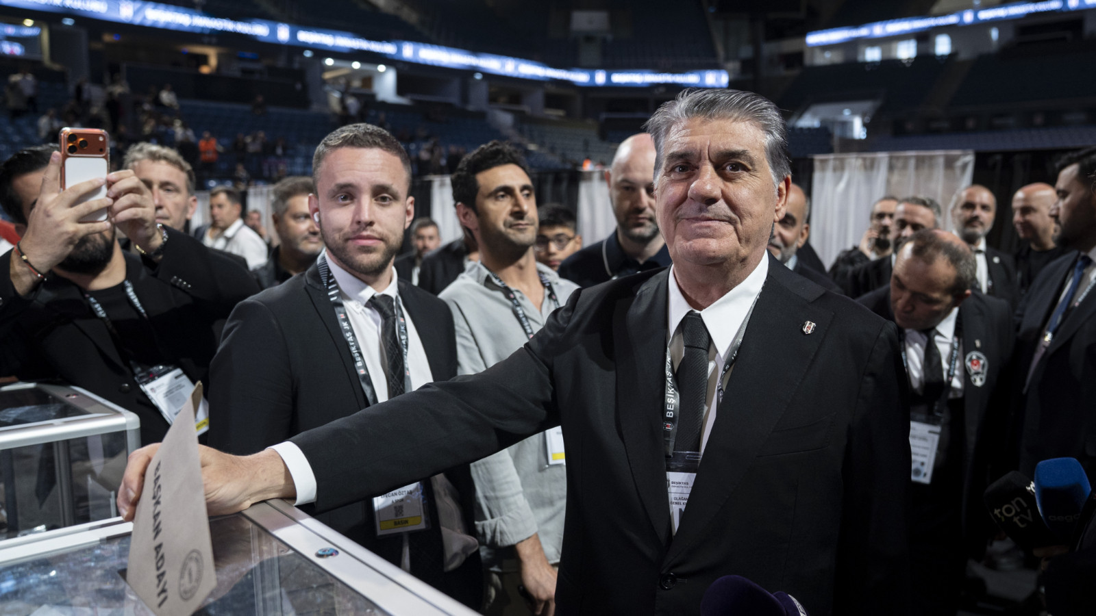 Beşiktaş'ta Serdal Adalı yeniden başkan seçildi