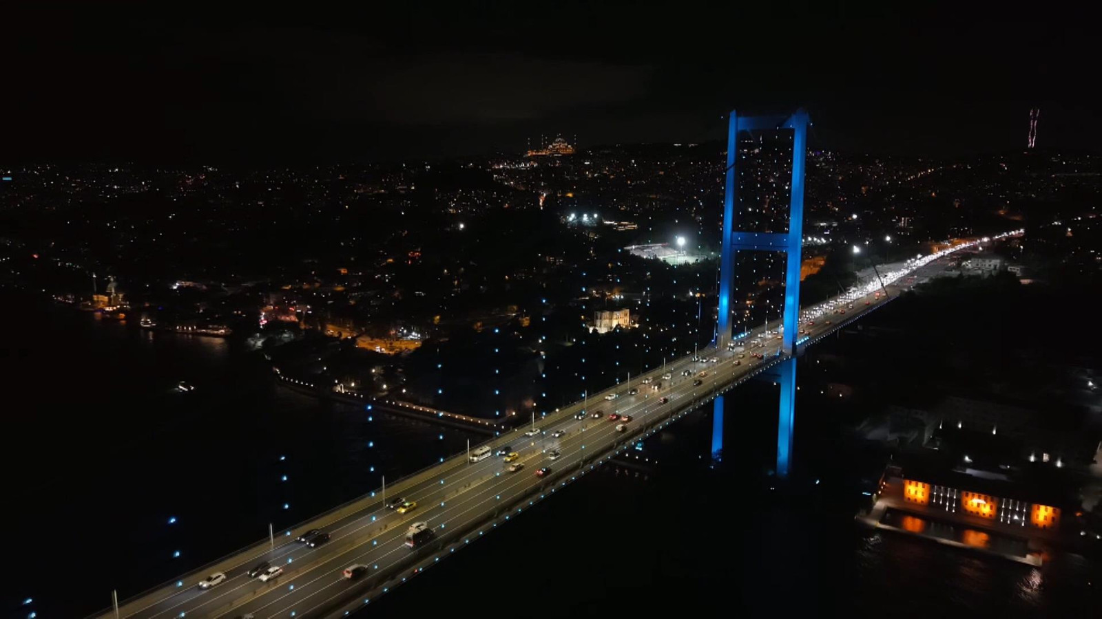 İstanbul Köprüleri Türk Dünyası Günü'nde Turkuaz Renge Büründü