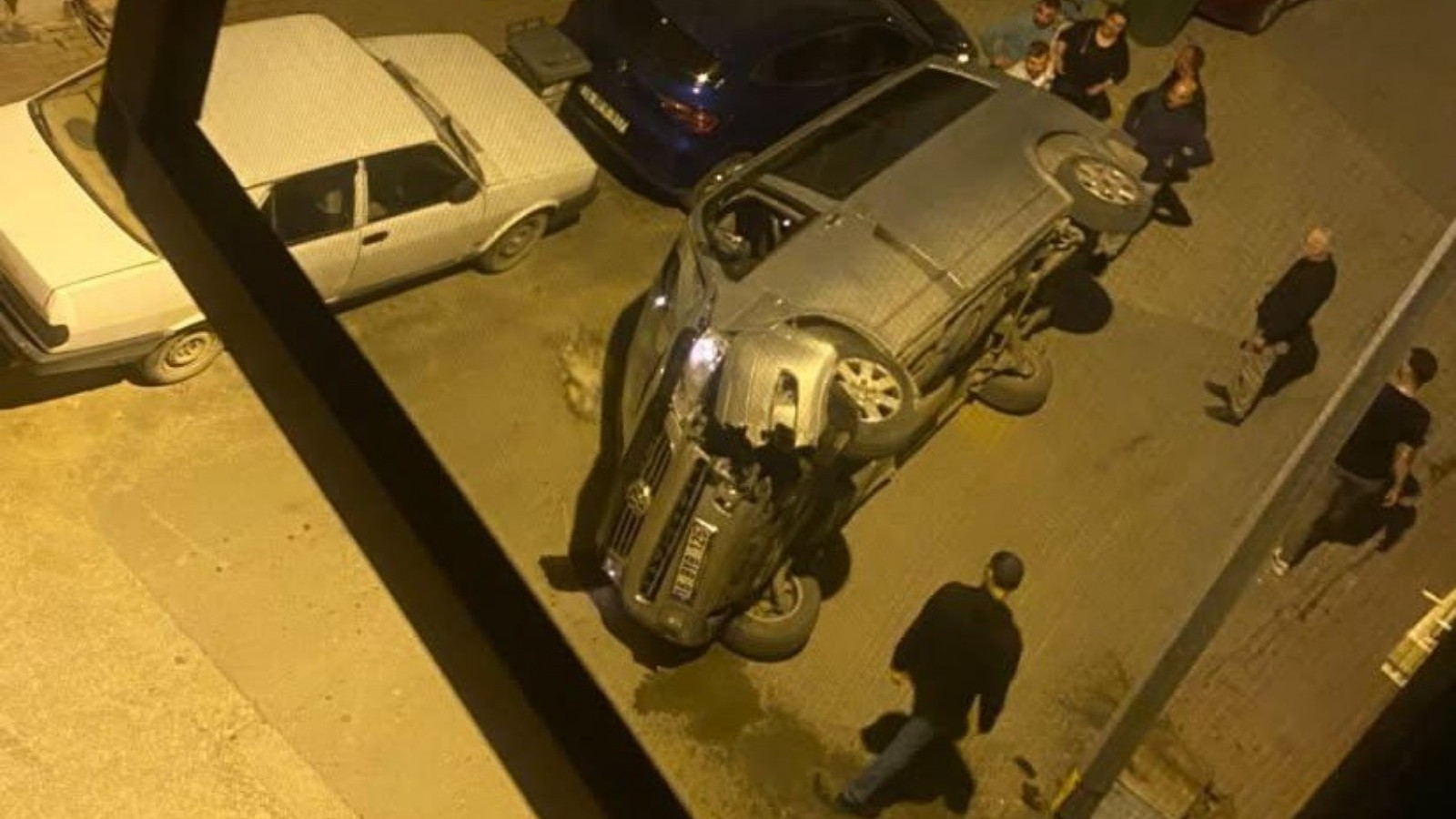 Bursa'da minibüs elektrik panosuna çarptı, sürücü kaçtı