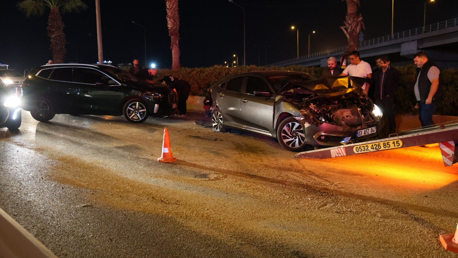 İzmir Konak'ta 7 otomobil ve 1 motosikletin katıldığı zincirleme kazada 4 yaralı