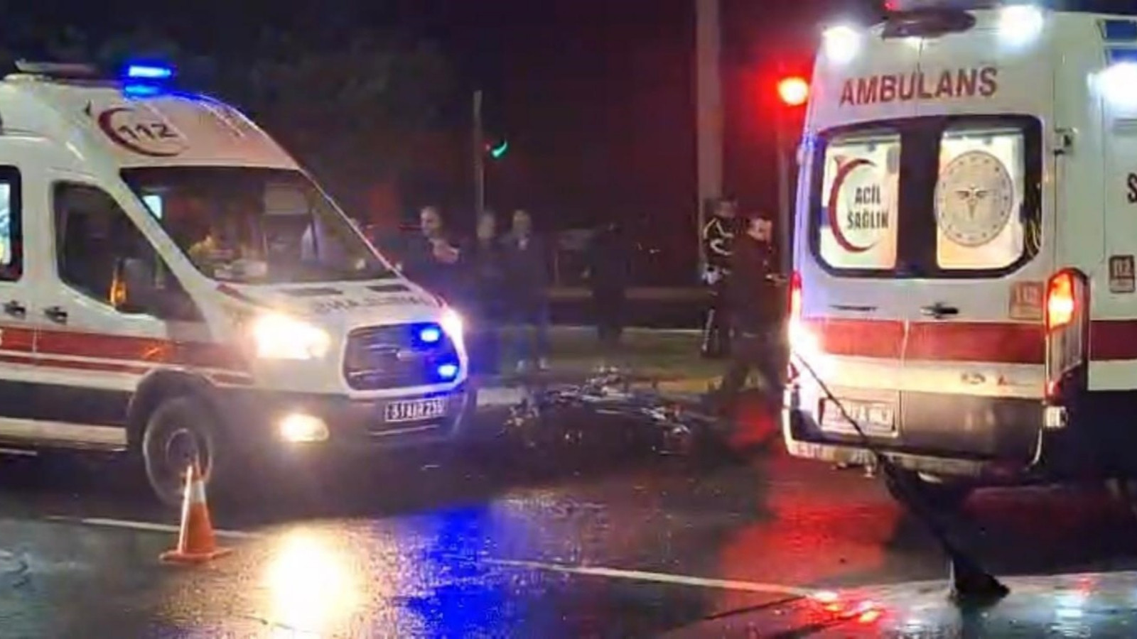 Niğde'de motosiklet ve hafif ticari araç çarpıştı; 2 ölü, 1 ağır yaralı