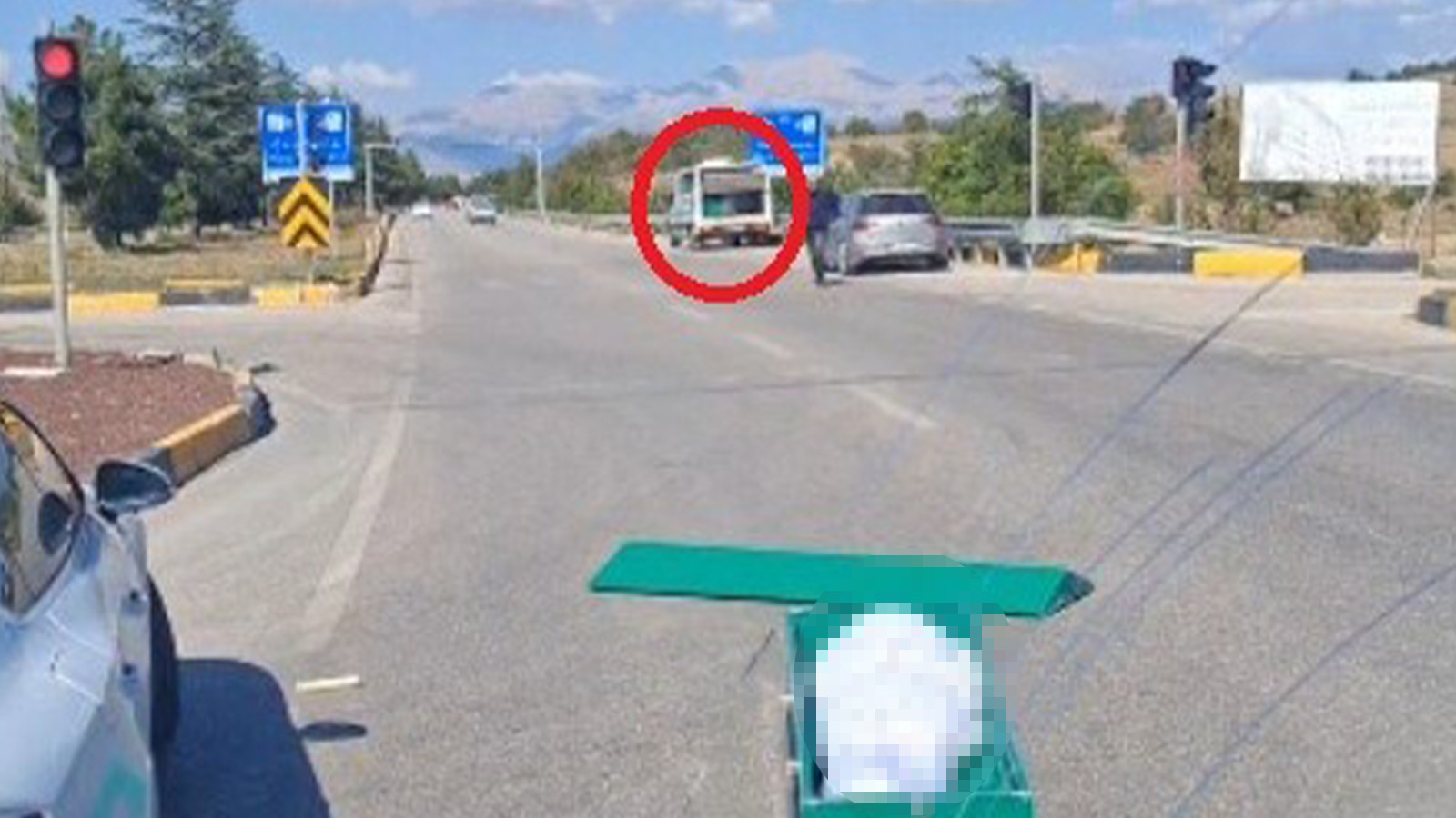 İçinde cenaze bulunan tabut, araçtan yola düştü
