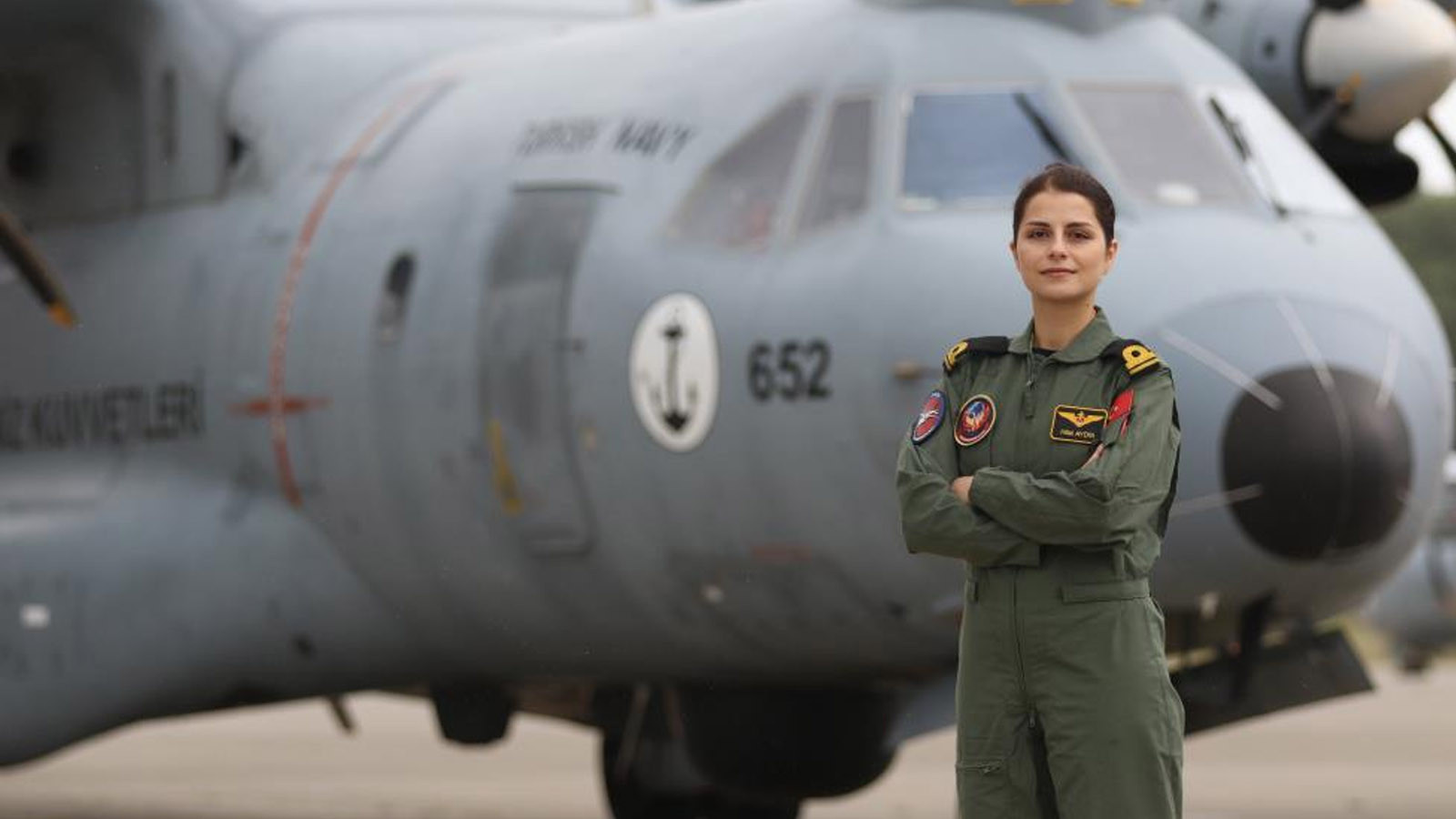 Türk Deniz Kuvvetleri'nin ilk kadın uçak pilotu oldu