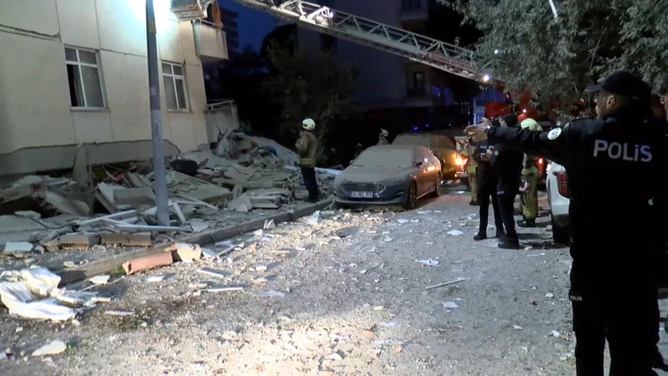 İstanbul Maltepe'de 7 katlı binanın 3 katı çöktü - Resim : 2