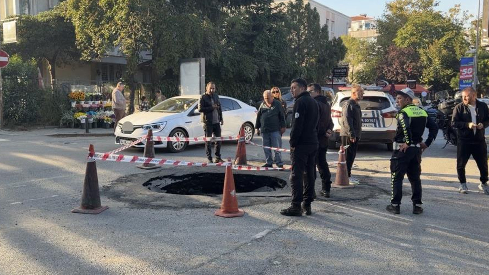 Beşiktaş'ta ana caddede yol çökmesi trafiği aksattı