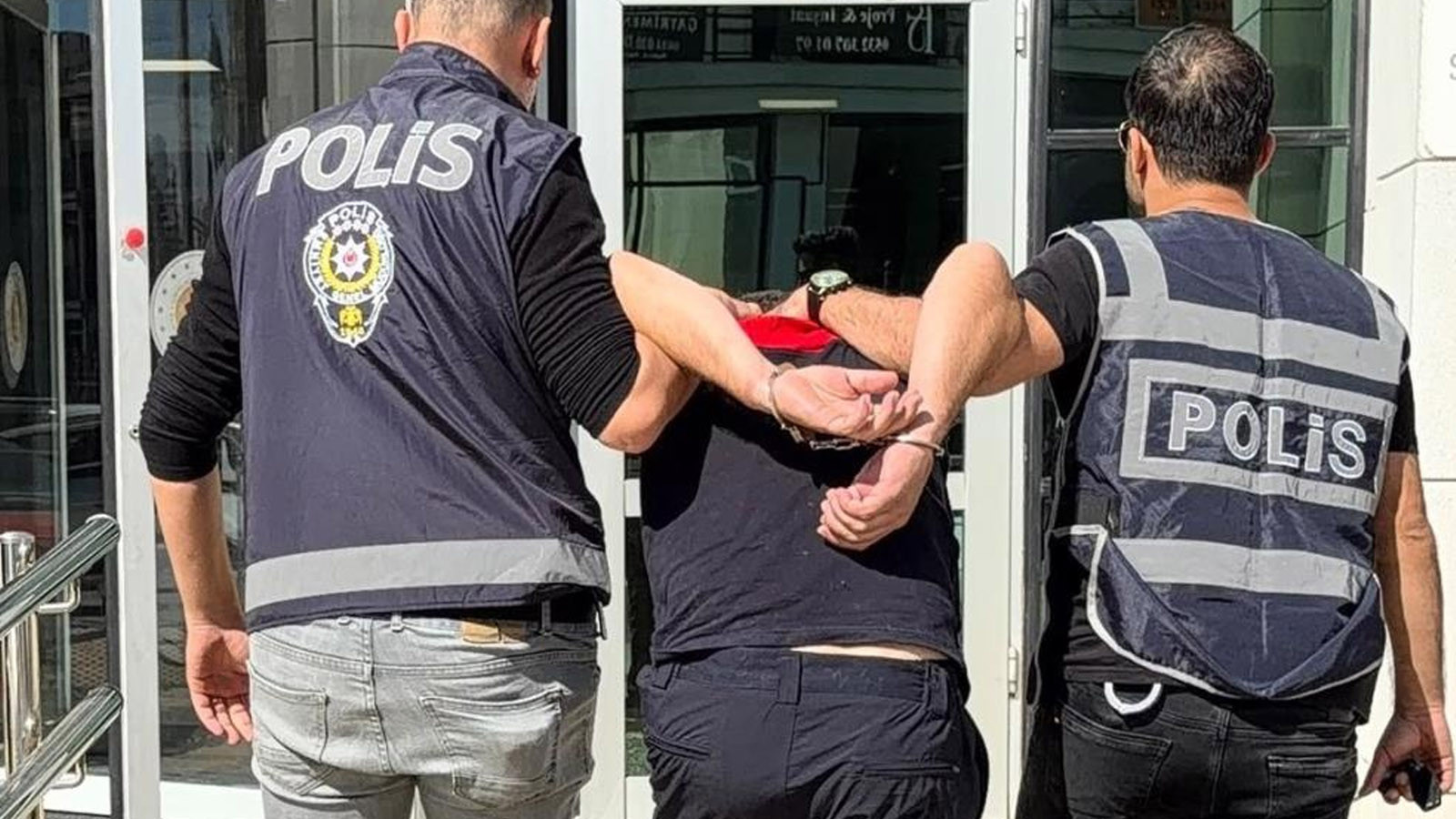 İzmir’de kan donduran olay: İtfaiyeci, eski sevgilisinin bulunduğu evi benzin döküp yaktı
