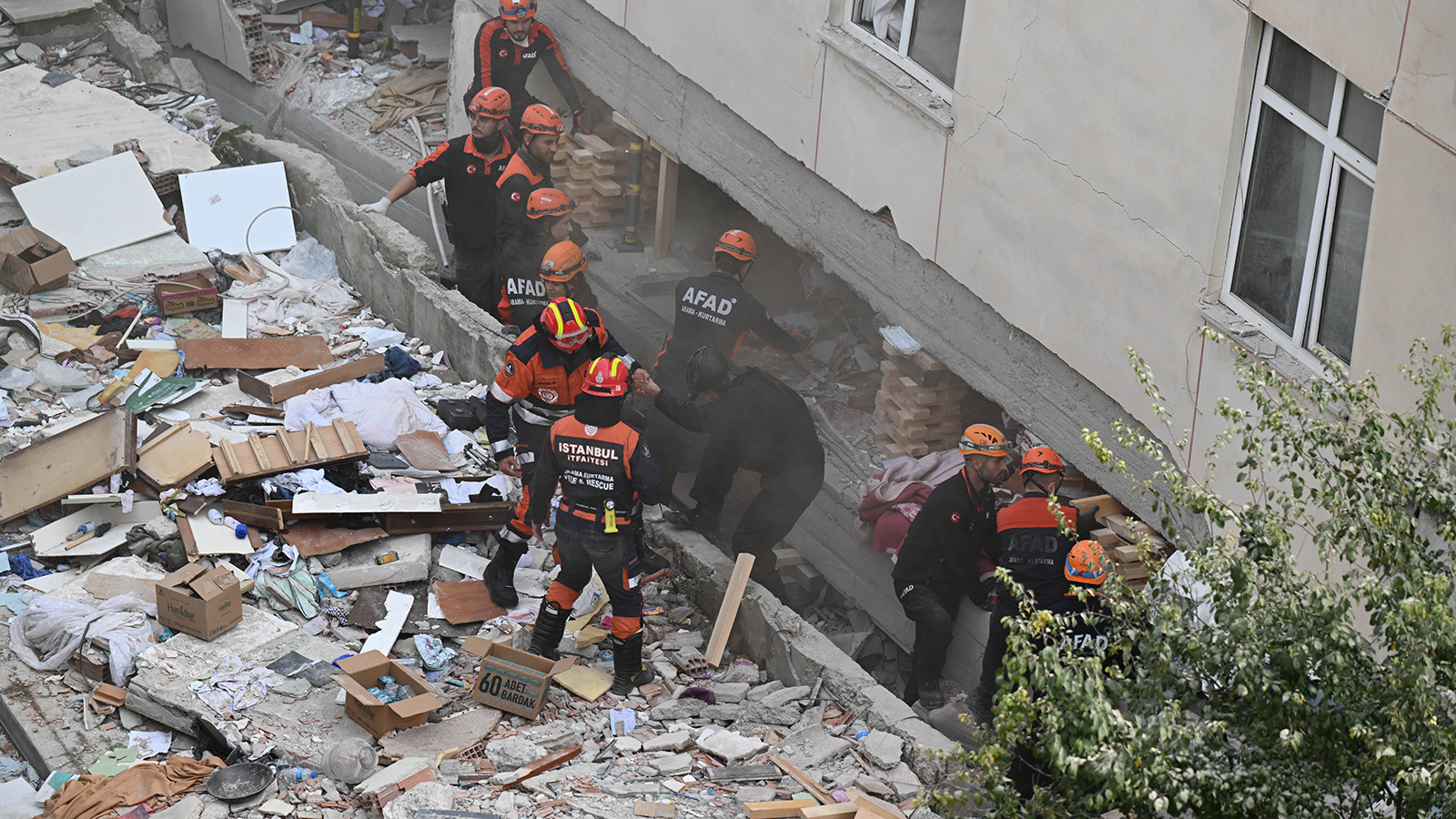 Maltepe'deki bina çöküşünde mimar ve şantiye şefine gözaltı kararı