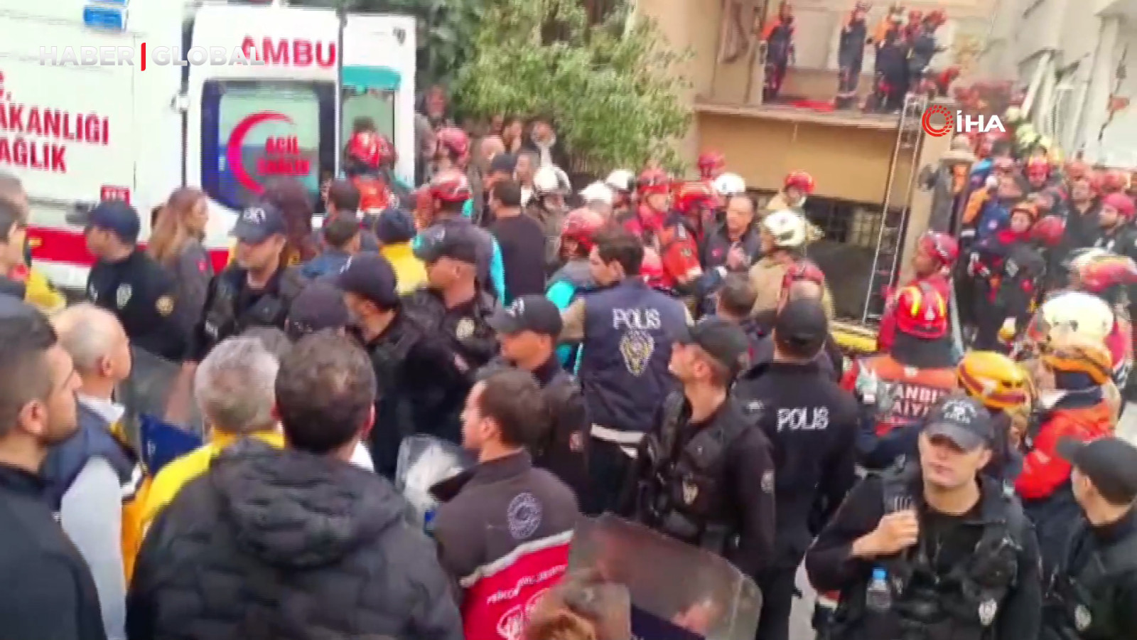 Maltepe’de ekipler enkaz altındaki Gülce’yi çıkarttı, yakınları gözyaşlarına boğuldu