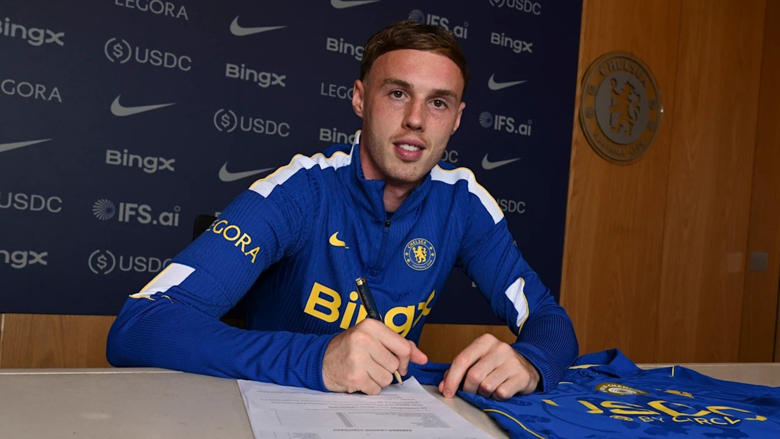 Cole Palmer, Chelsea ile 2034 yılına kadar sözleşme imzaladı.