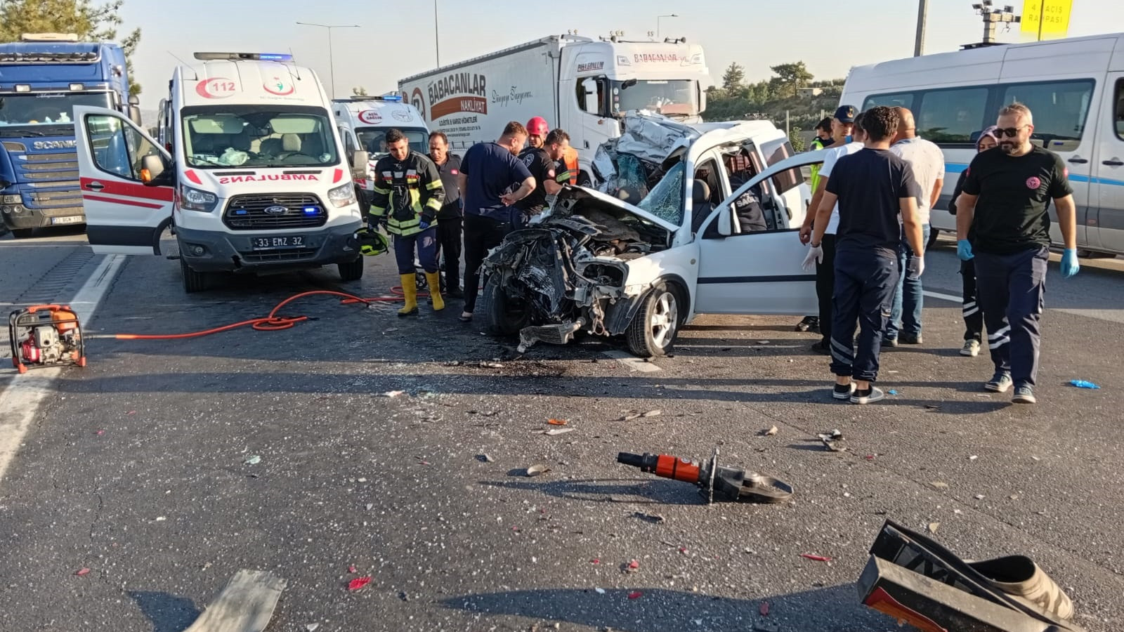 Mersin'de tıra çarpan araçtaki 2 kişi öldü, 1 kişi yaralandı