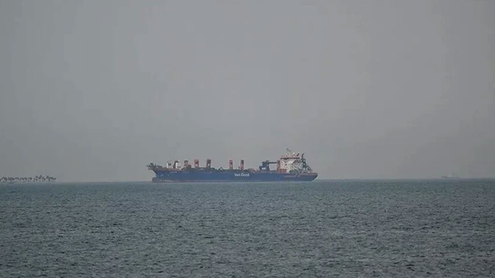 Hürmüz'de 1 tanker mayına çarptı