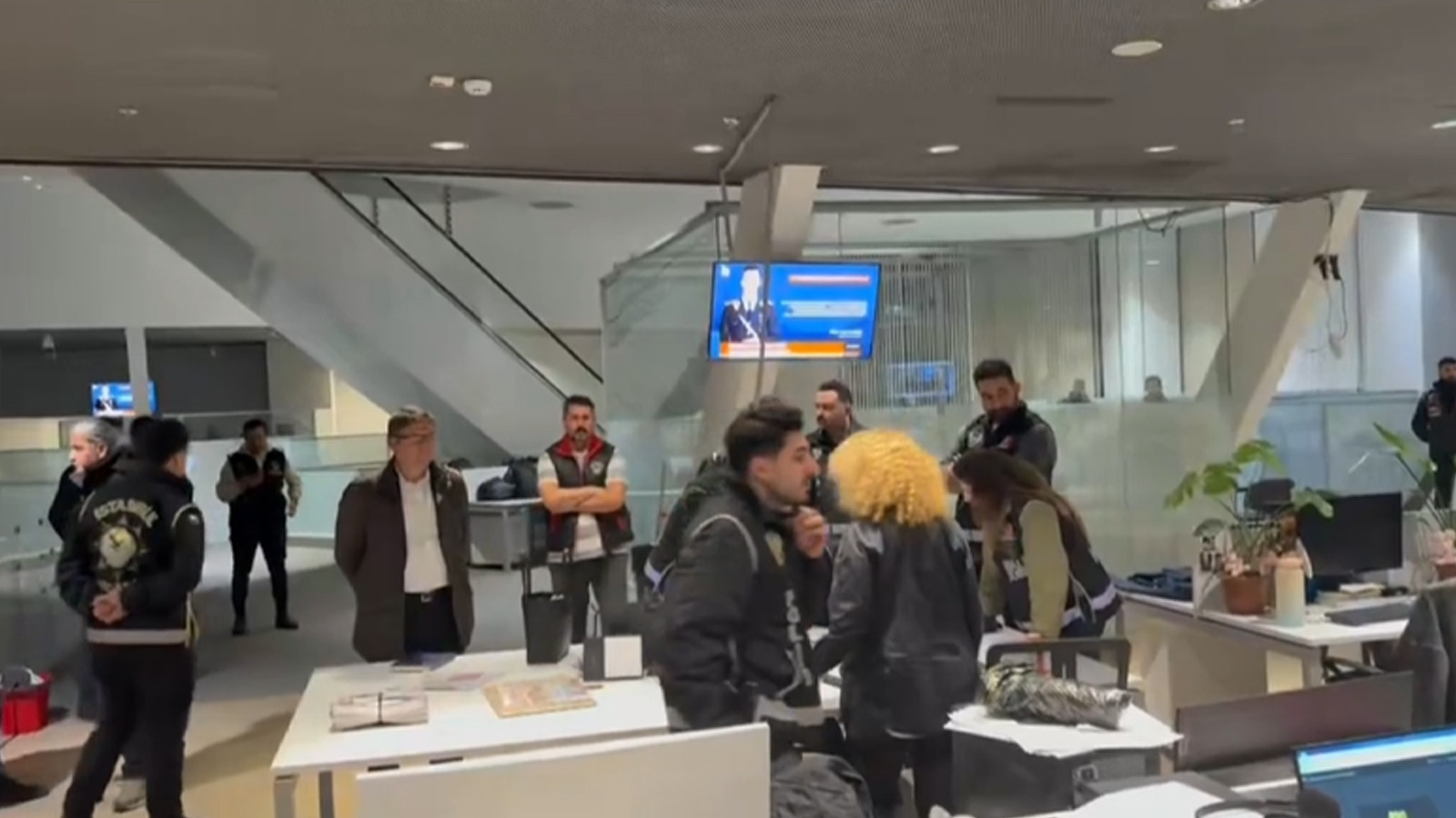 Mali Şube ekipleri Halk TV binasında arama yaptı