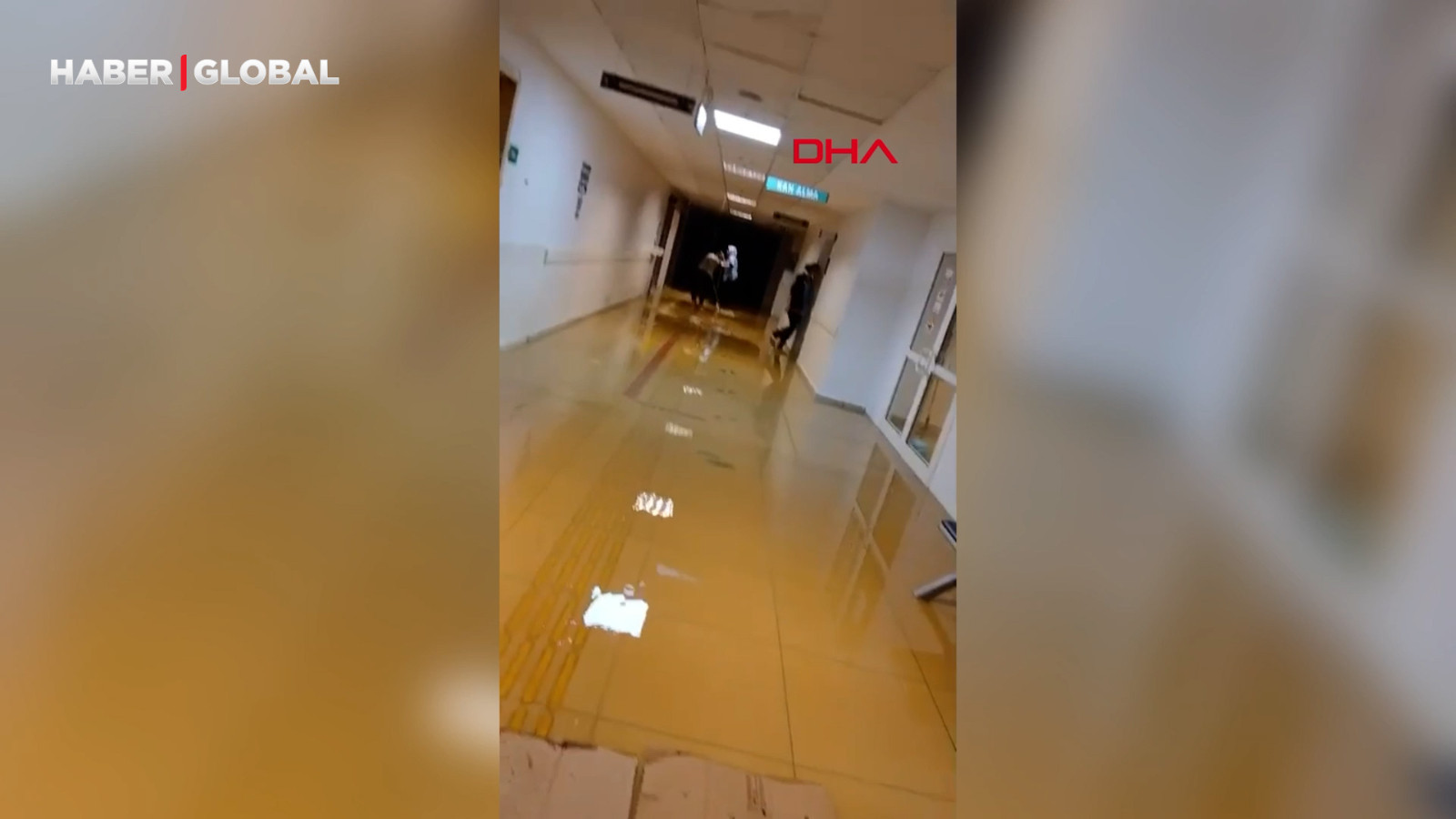Bursa’da sağanak yağmur; yollar göle döndü